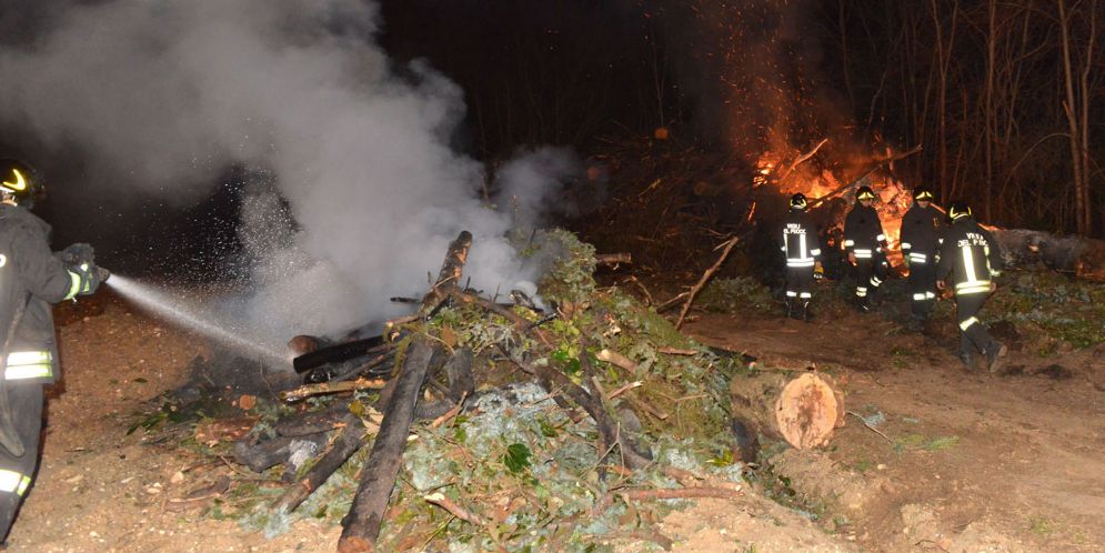 Prende fuoco una catasta di legna: intervento dei Vigili del Fuoco