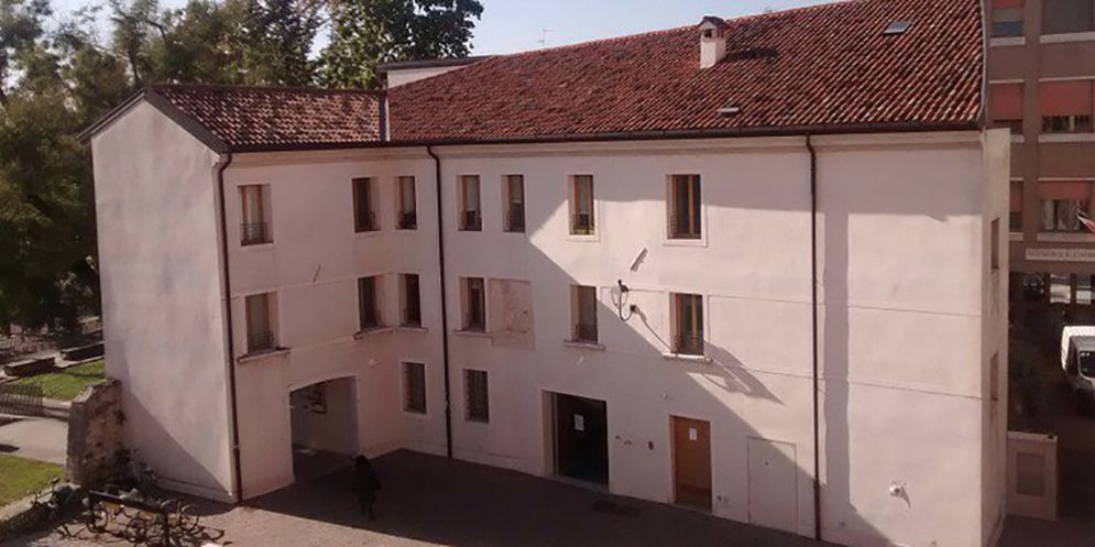 Pordenone, donna minaccia di farla finita gettandosi dalla finestra