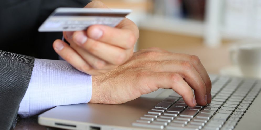 Un uomo nell'atto di un pagamento online