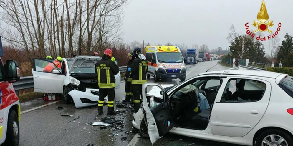 San Vito al Tagliamento, scontro frontale tra autovetture: 5 persone coinvolte