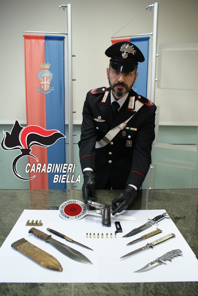 Carabinieri e le armi sequestrate