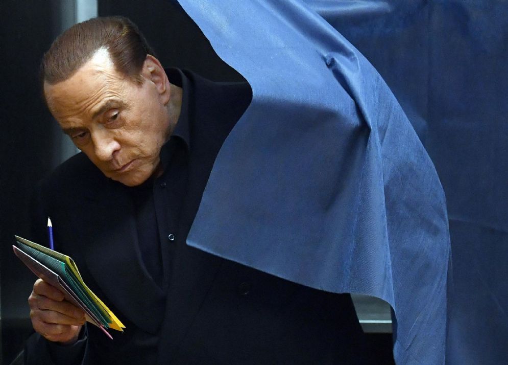 Il leader di Forza Italia Silvio Berlusconi durante il voto a Milano