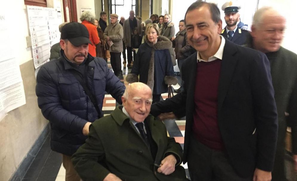 Il sindaco di Milano Beppe Sala al seggio.
