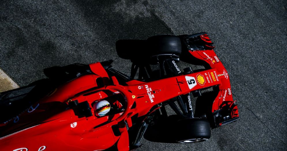 La Ferrari di Sebastian Vettel esce dai box durante i test di Barcellona