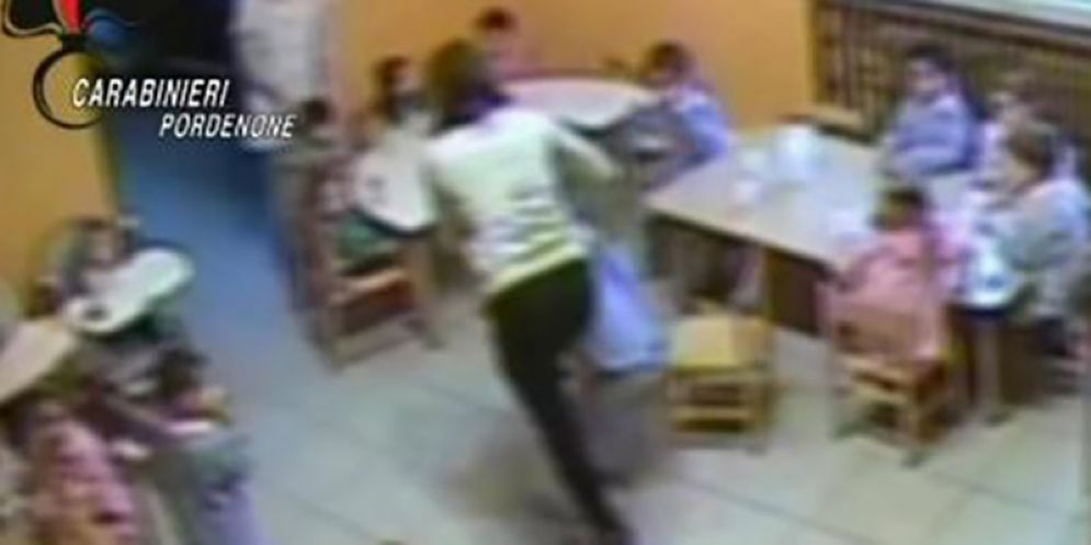Interrogate le maestre d'asilo che maltrattavano i bambini