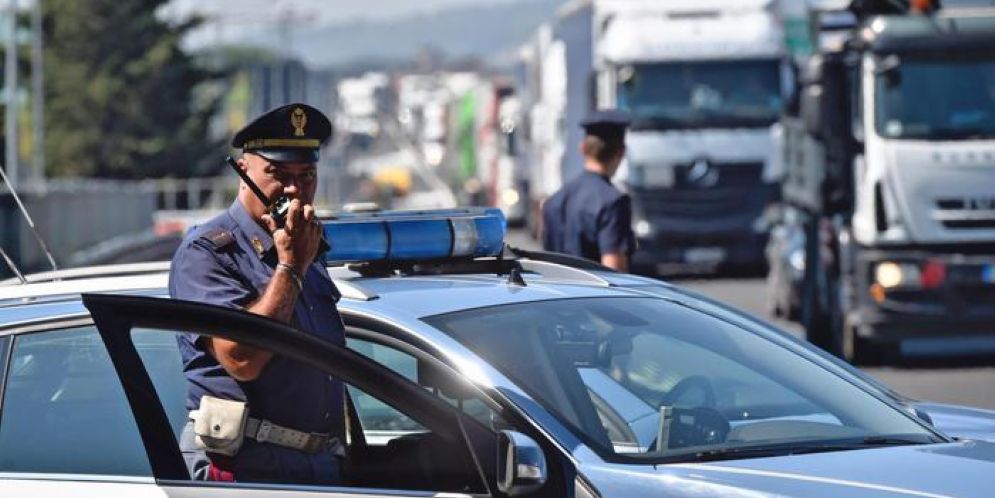 Agenti della polizia rallentano il traffico
