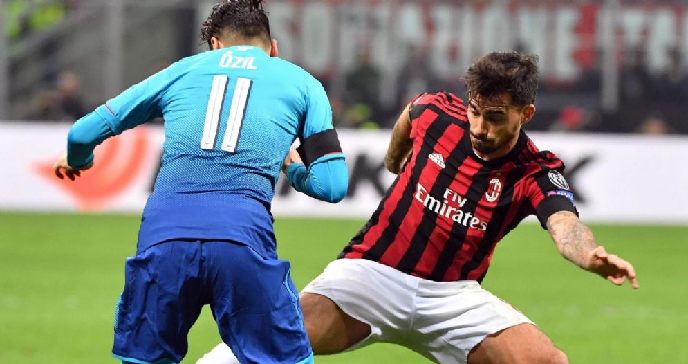 Ozil vanamente contrastato dal milanista Suso