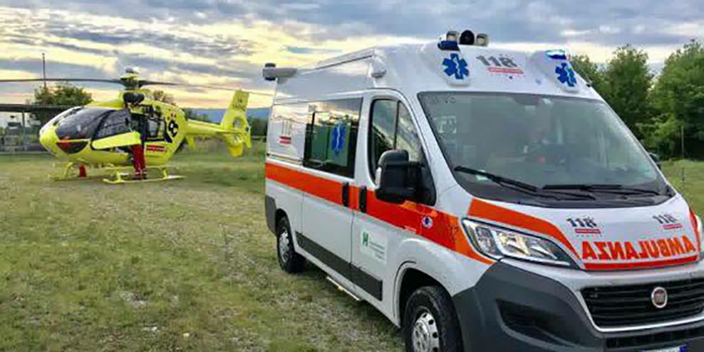 Grado, auto contro corriera: quattro feriti