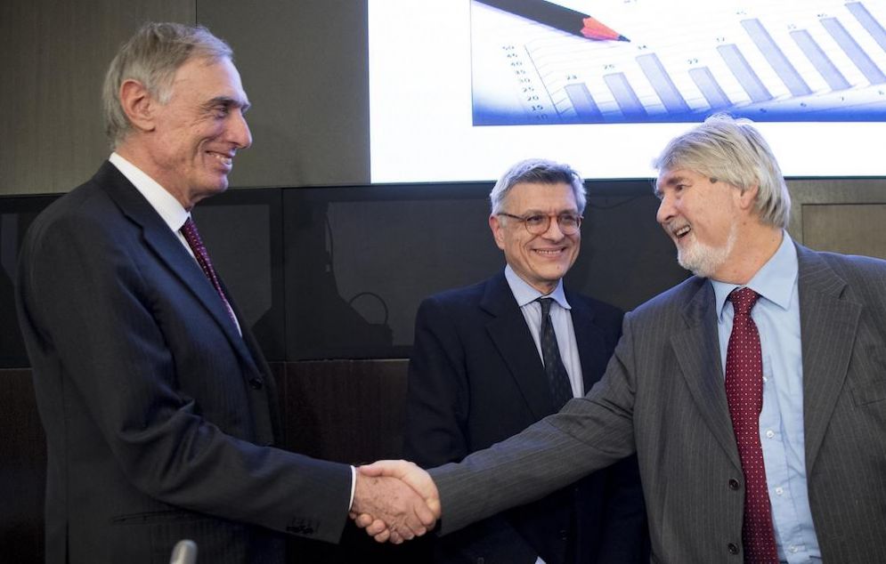 Il ministro del Lavoro Giuliano Poletti (d) stringe la mano al presidente dell'Istat Giorgio Alleva