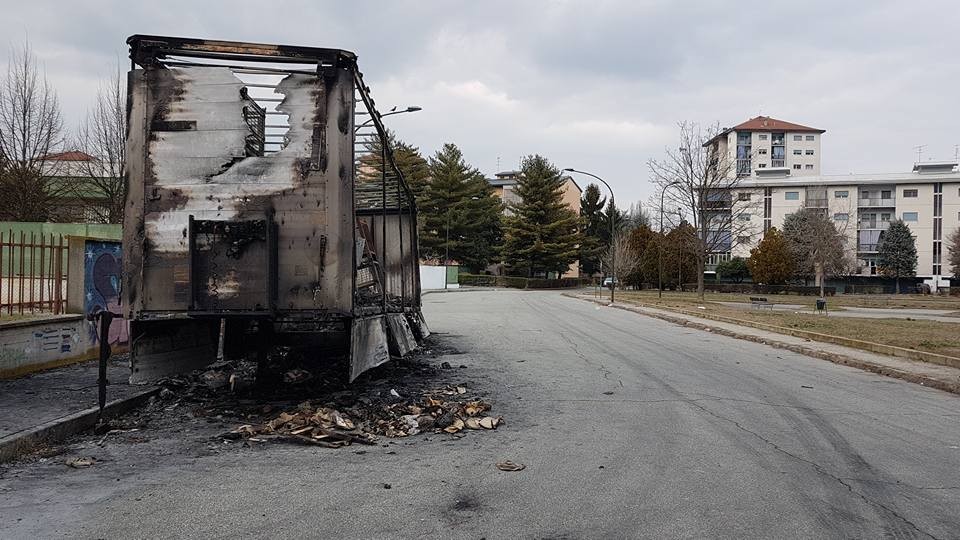 La carcassa del tir bruciata in mezzo alla strada