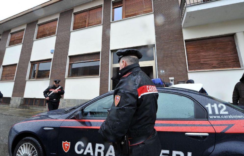 Guai per due giovani di Bra in macchina con due mazze, un arresto