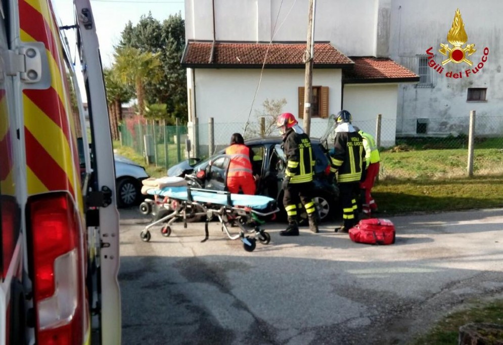 Brugnera, frontale tra due auto: ferita una donna