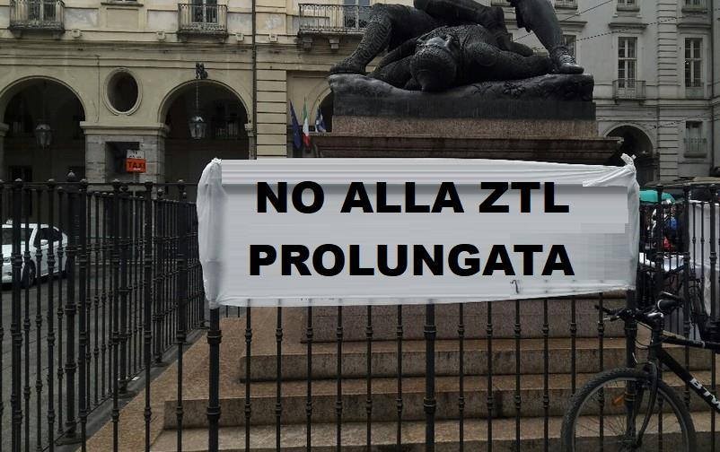 Striscione di protesta sotto Palazzo Civico