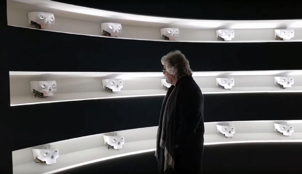 Beppe Grillo in un fermo immagine tratto da un video postato sul suo blog, durante una visita alla mostra Human+ di Roma