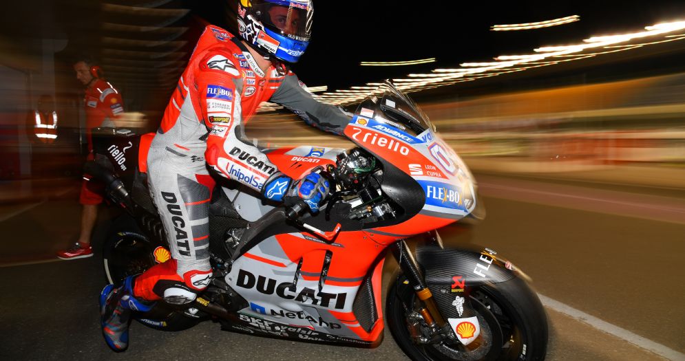 Andrea Dovizioso esce dai box in sella alla sua Ducati nei test in Qatar