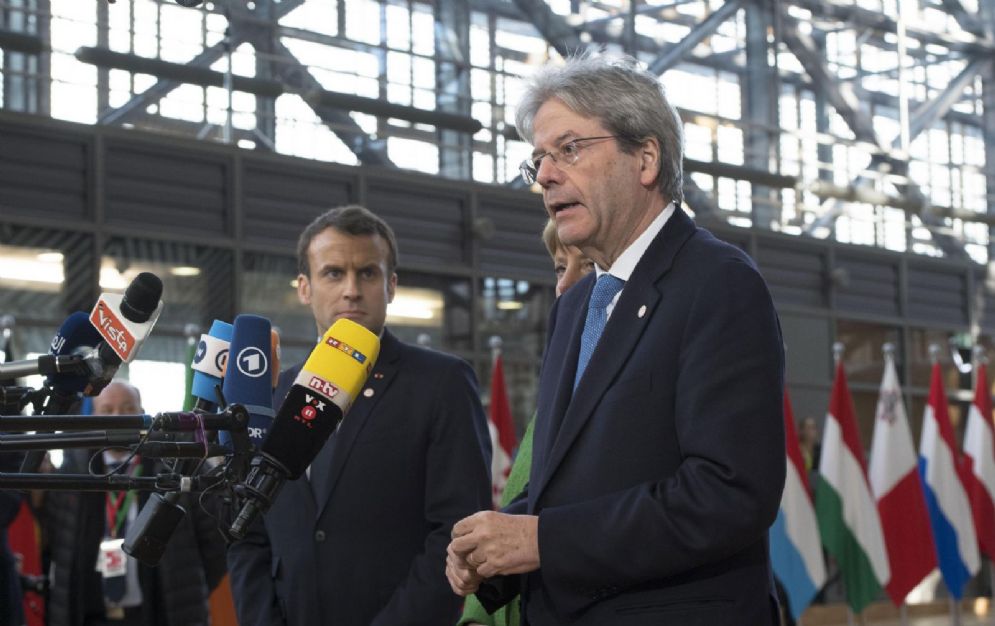 Il presidente del Consiglio Paolo Gentiloni con il presidente francese Emmanuel Macron