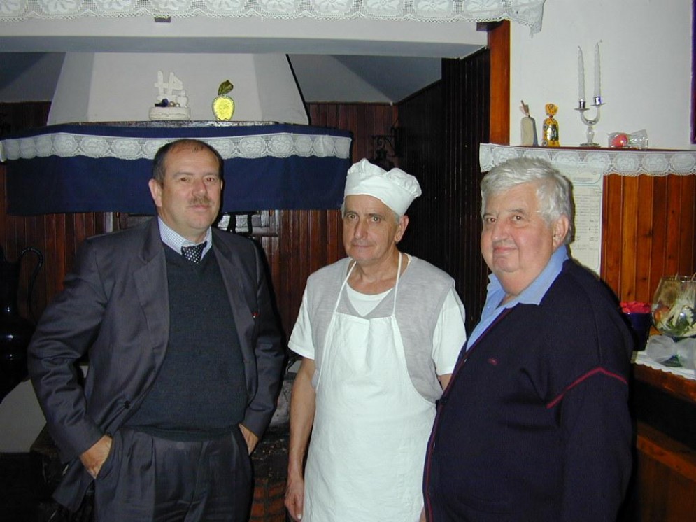 Il Dottor Andrea Nava (a destra), scopritore della sindrome di Brugada, insieme al Dottor Martini (a sinistra) e un paziente affetto dalla sindrome (al centro)