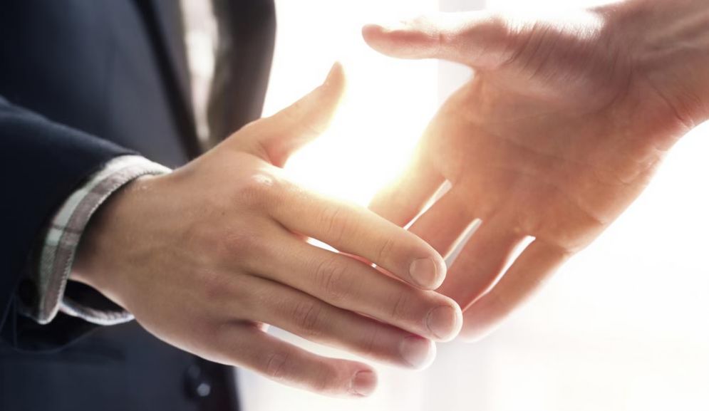 Basta una stretta di mano per trasferire tracce di droga
