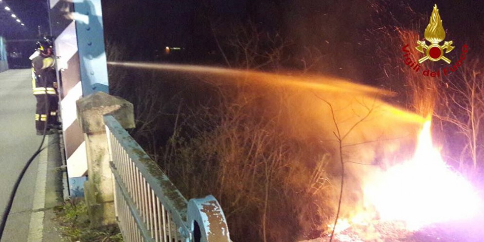 Vigili del fuoco impegnati a domare l'incendio sviluppatosi sull'argine del fiume Meduna
