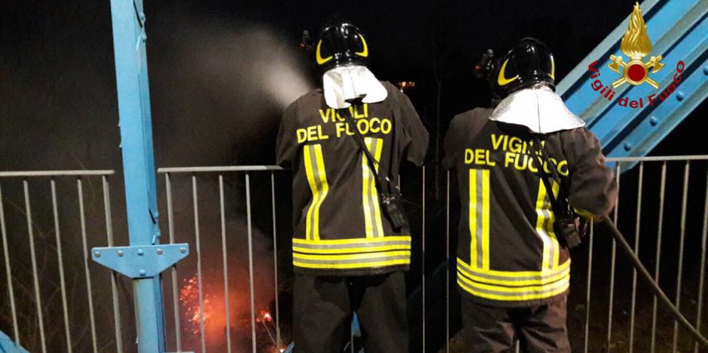 Vigili del fuoco impegnati a domare l'incendio sviluppatosi sull'argine del fiume Meduna