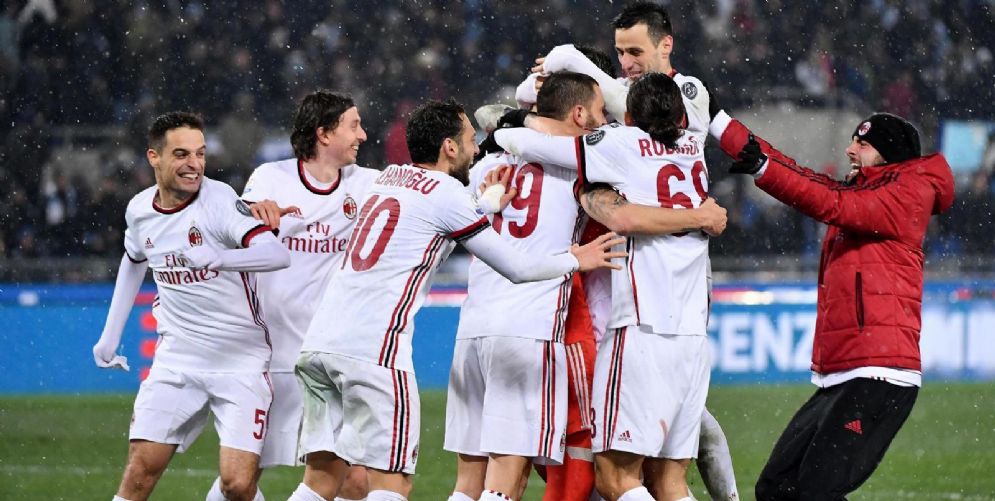 I rossoneri festanti dopo la conquista della finale di Coppa Italia