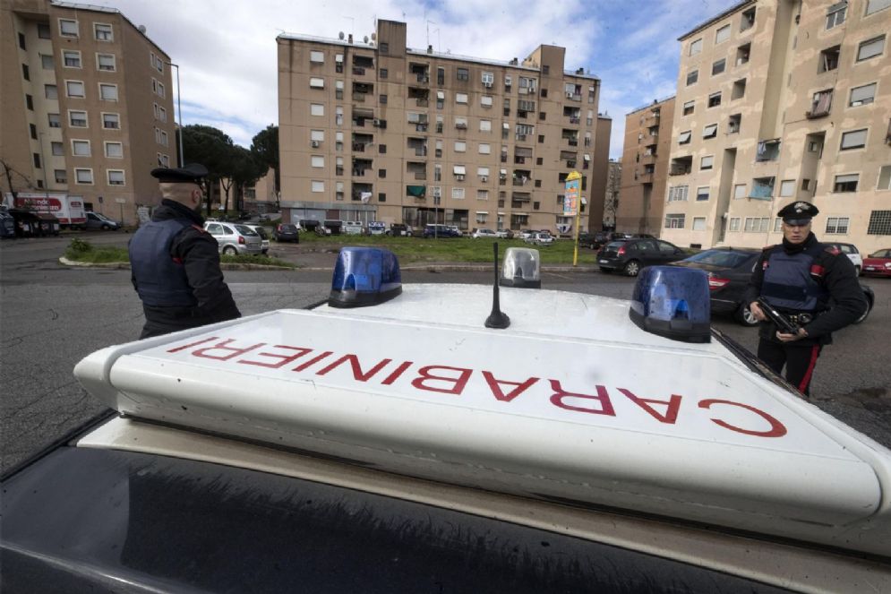 Carabinieri durante le operazioni contro la criminalità organizzata a Roma