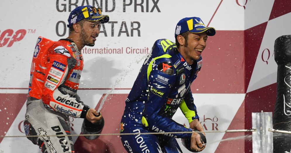 Andrea Dovizioso e Valentino Rossi festeggiano insieme sul podio del GP del Qatar