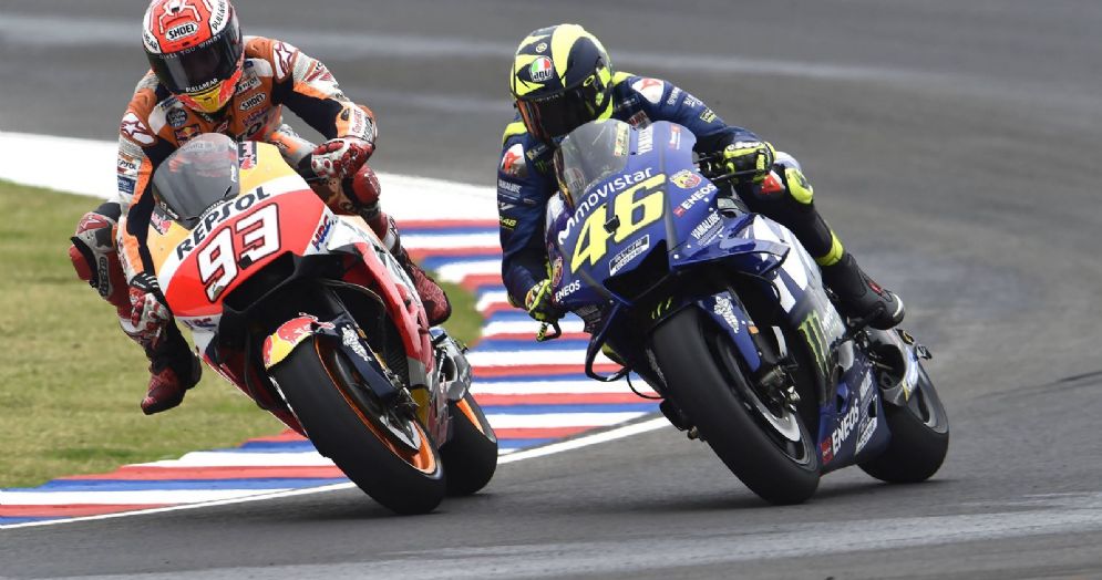 Il contatto tra la Honda di Marc Marquez e la Yamaha di Valentino Rossi durante il GP d'Argentina di MotoGP
