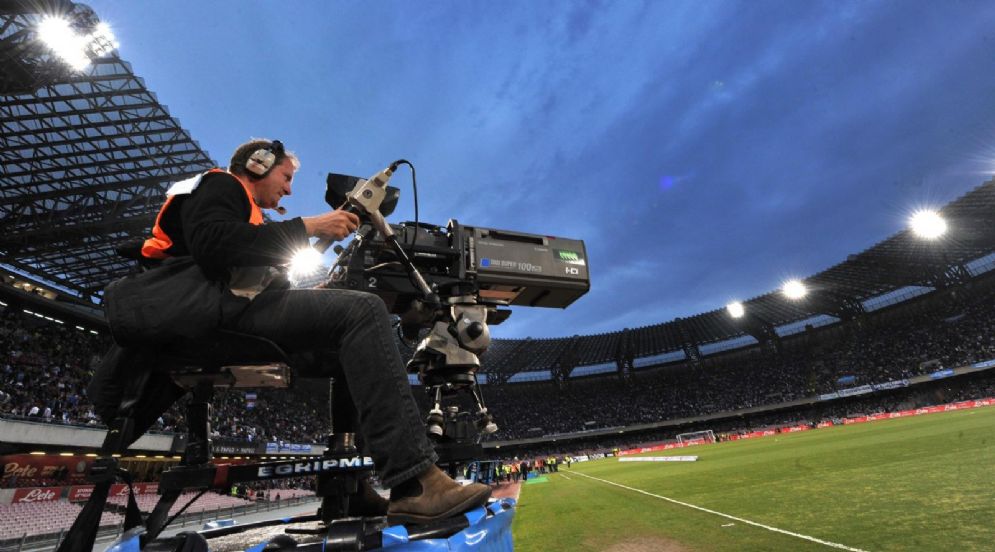 Un operatore tv impegnato al San Paolo di Napoli