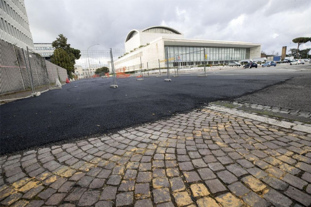 Le gittate di asfalto su alcuni tratti di strada con i sampietrini all'Eur, il quartiere romano che ospitera' la Formula E, Roma, 18 marzo 2018.