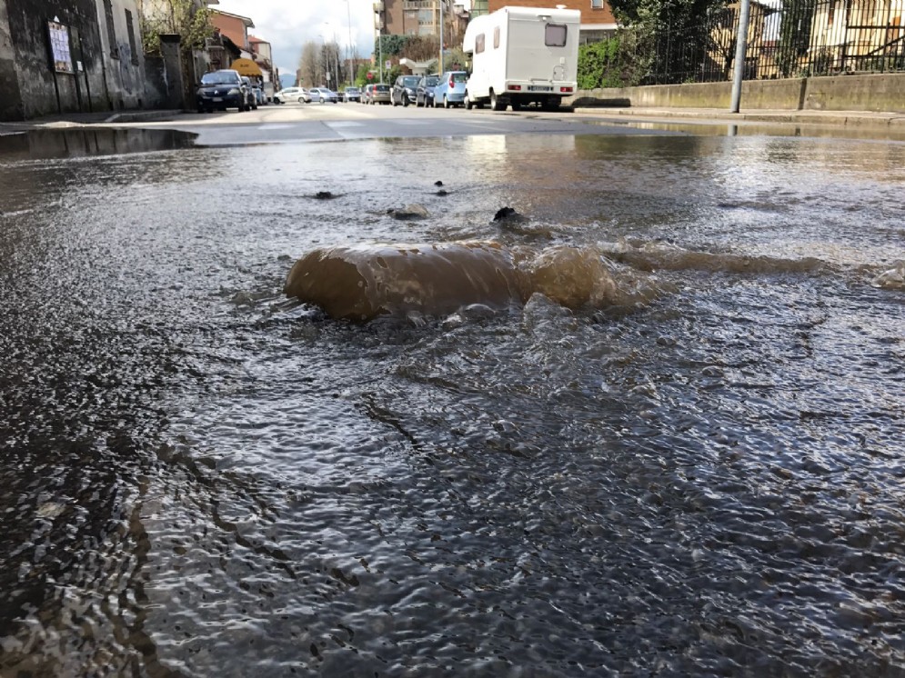 La strada allagata a Nichelino