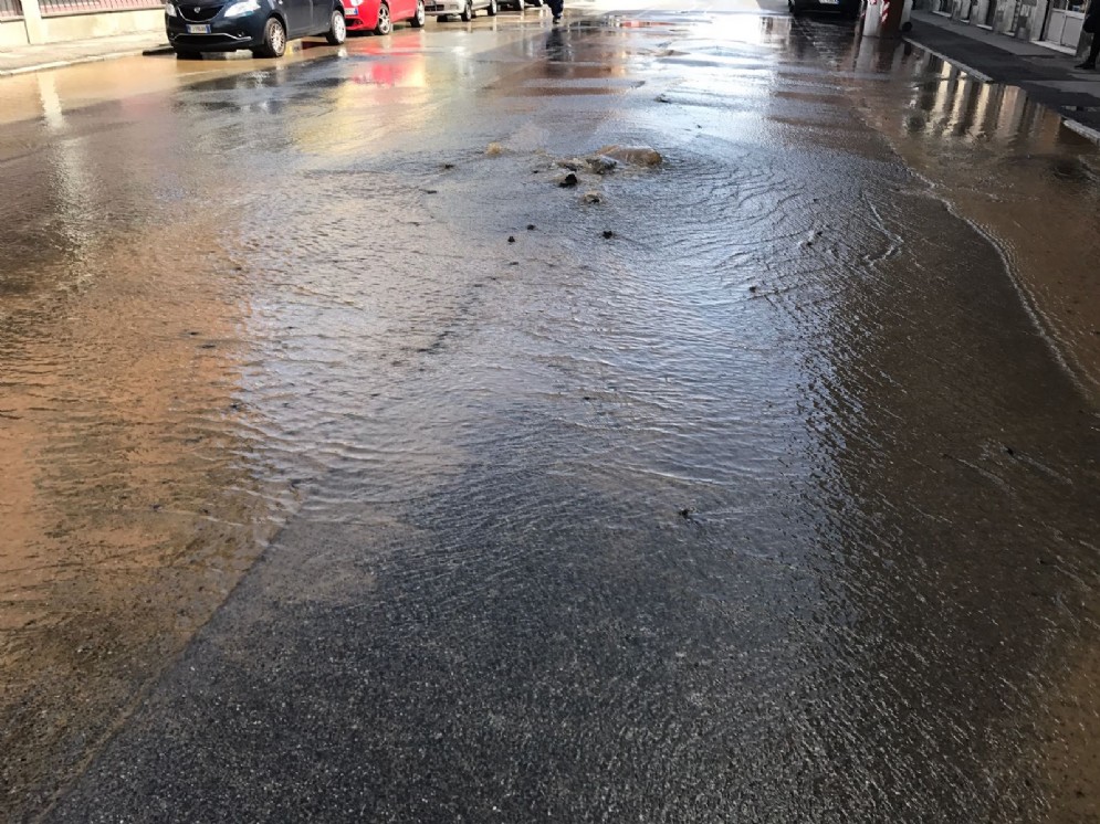La strada allagata a Nichelino