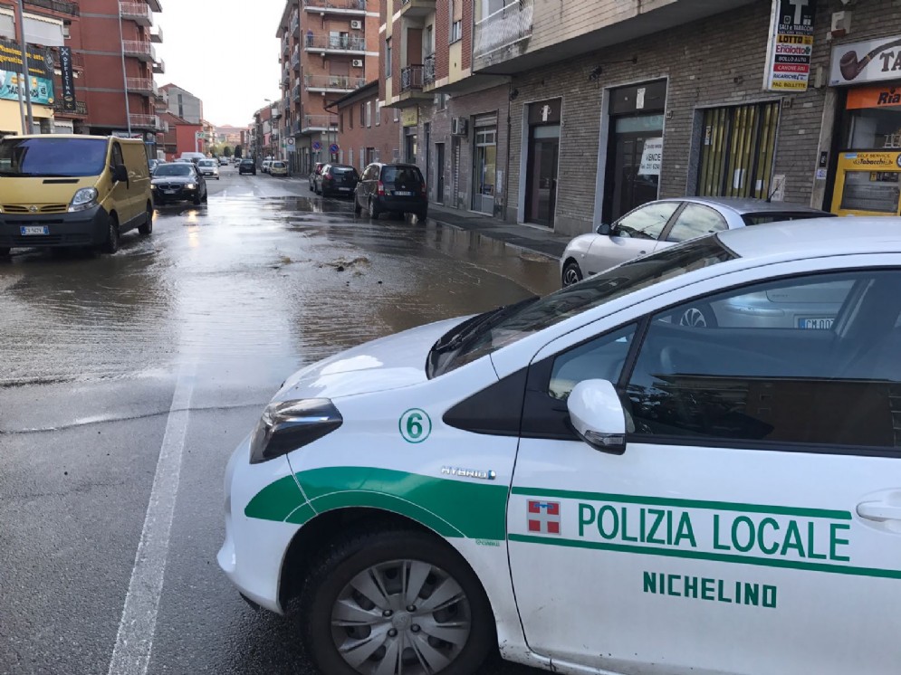 La strada allagata a Nichelino