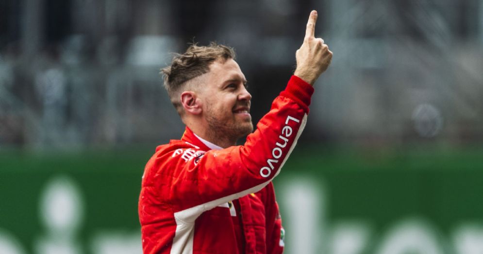 Il pilota della Ferrari Sebastian Vettel esulta per la pole position nel GP di Cina di F1