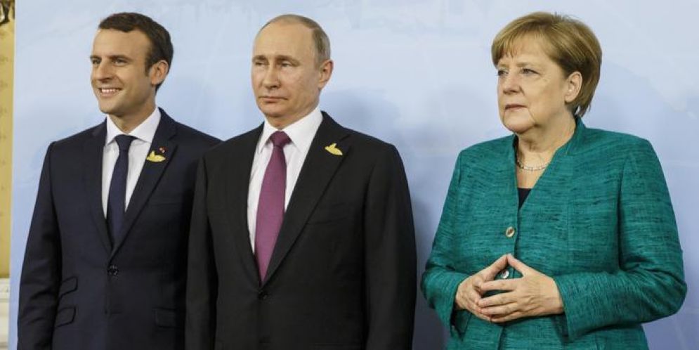 Emmanuel Macron, Vladimir Putin e Angela Merkel