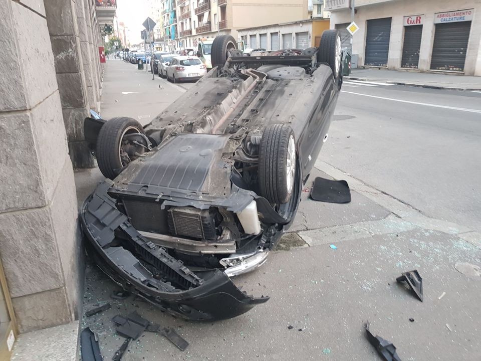 L'auto ribaltata sul marciapiede