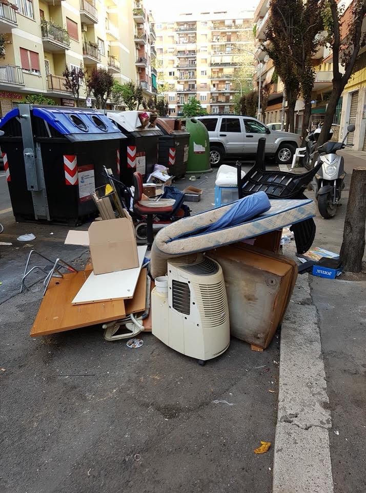 Cumuli di rifiuti vicino ai cassonetti in una delle vie del Municipio XI