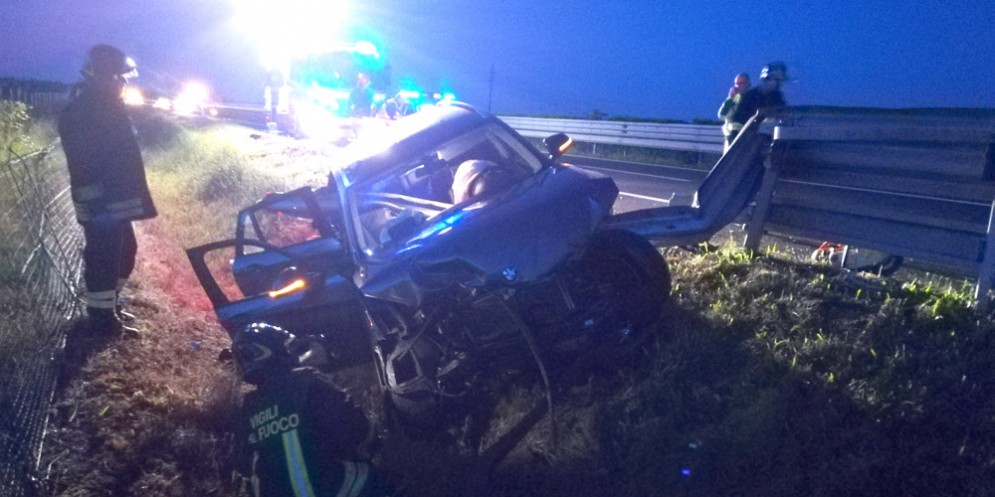 Si schianta sul guardrail lungo la A23: muore un 29enne