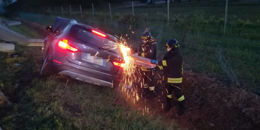 Si schianta sul guardrail lungo la A23: muore un 29enne