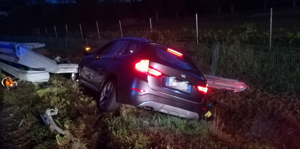 Si schianta sul guardrail lungo la A23: muore un 29enne
