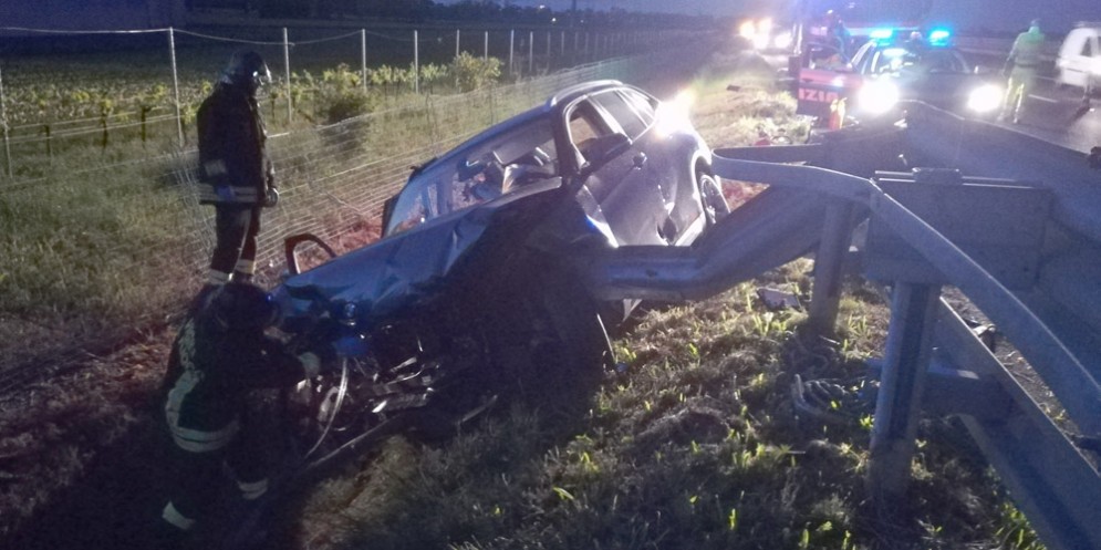 Si schianta sul guardrail lungo la A23: muore un 29enne