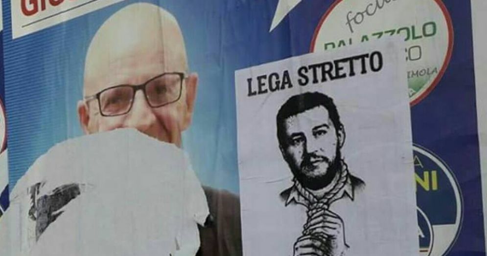 Manifesti choc a Imola: Salvini impiccato e la scritta «lega stretto»