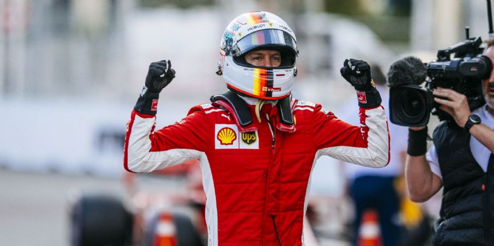 Sebastian Vettel festeggia la pole position nel GP dell'Azerbaigian di F1