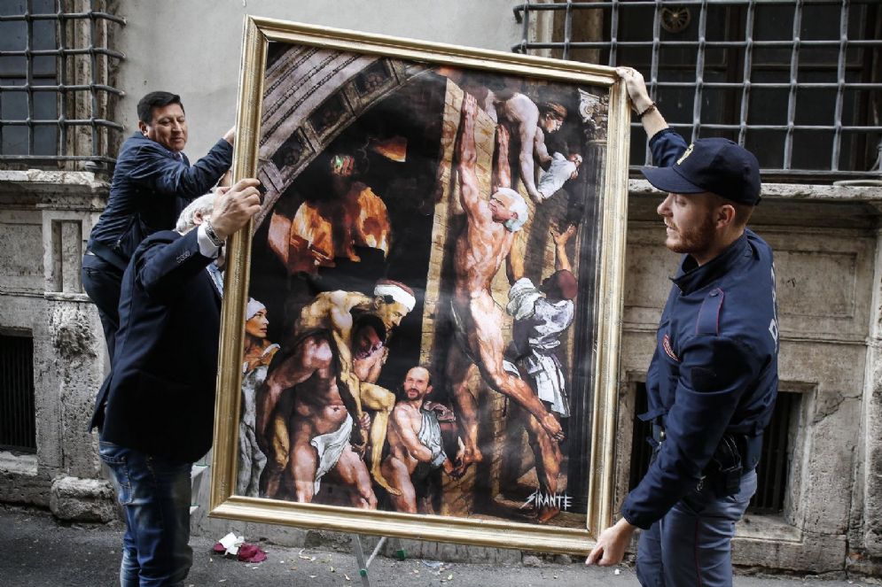 Agenti rimuovono il quadro dello street artist Sirante, rivisitazione del quadro di Raffaello "Incendio del Borgo" col titolo ''L'incendio del Nazareno'' che ritra Renzi con Berlusconi sulle spalle, Orfini, Verdini e Boschi