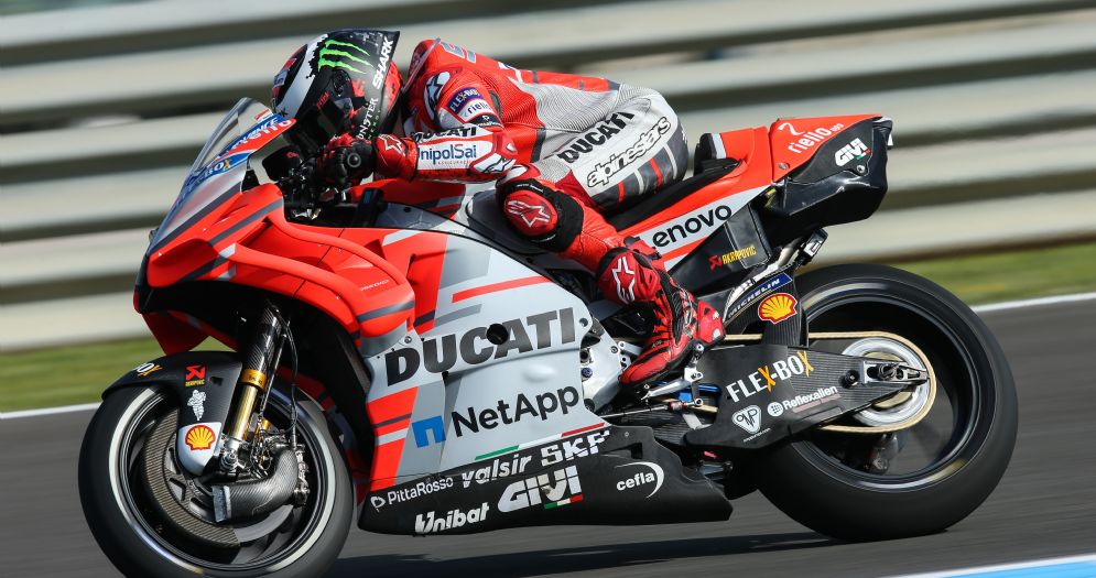Jorge Lorenzo in sella alla sua Ducati nelle qualifiche del GP di Spagna di MotoGP a Jerez
