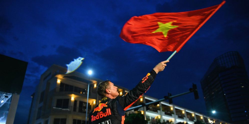 La Red Bull fa le prove generali di un Gran Premio in Vietnam