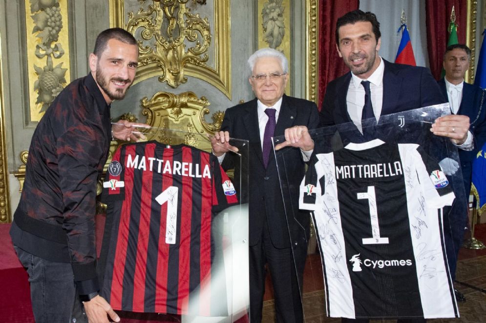 Il presidente della Repubblica, Sergio Mattarella, con i capitani di Juventus e Milan