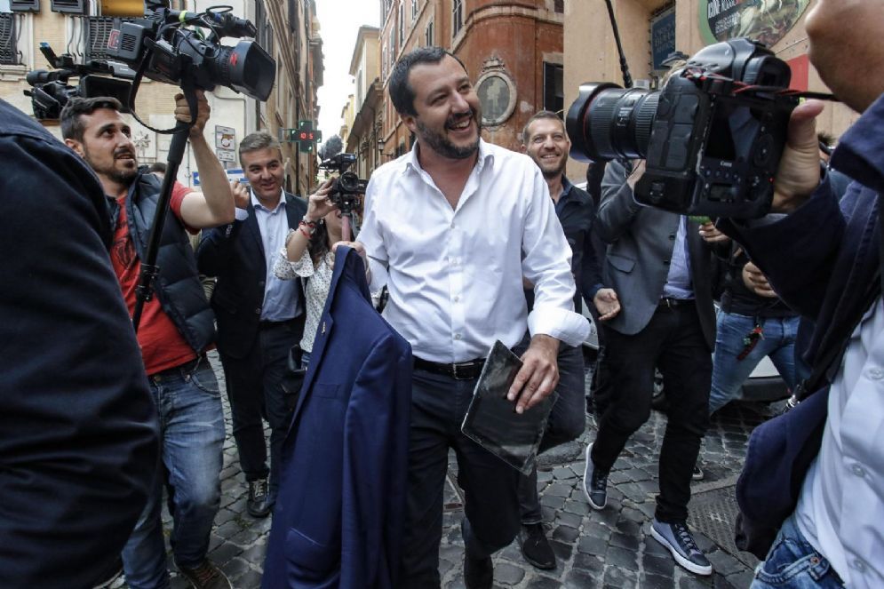 Il leader della Lega Matteo Salvini raggiante dopo l'incontro con Luigi Di Maio