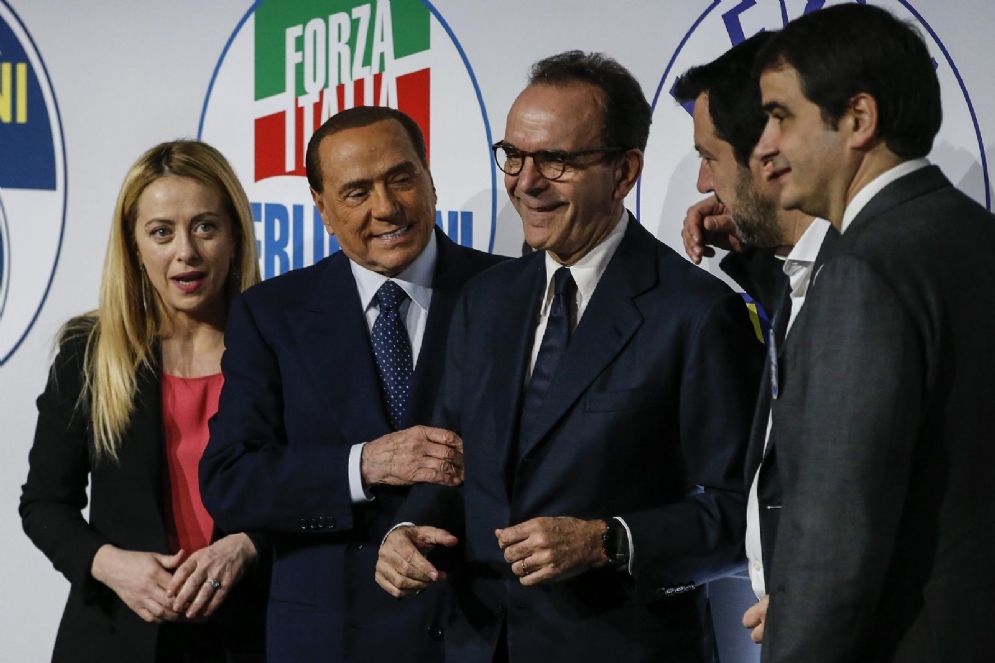 Meloni, Berlusconi, Parisi, Salvini e Fitto durante l'ultima campagna elettorale