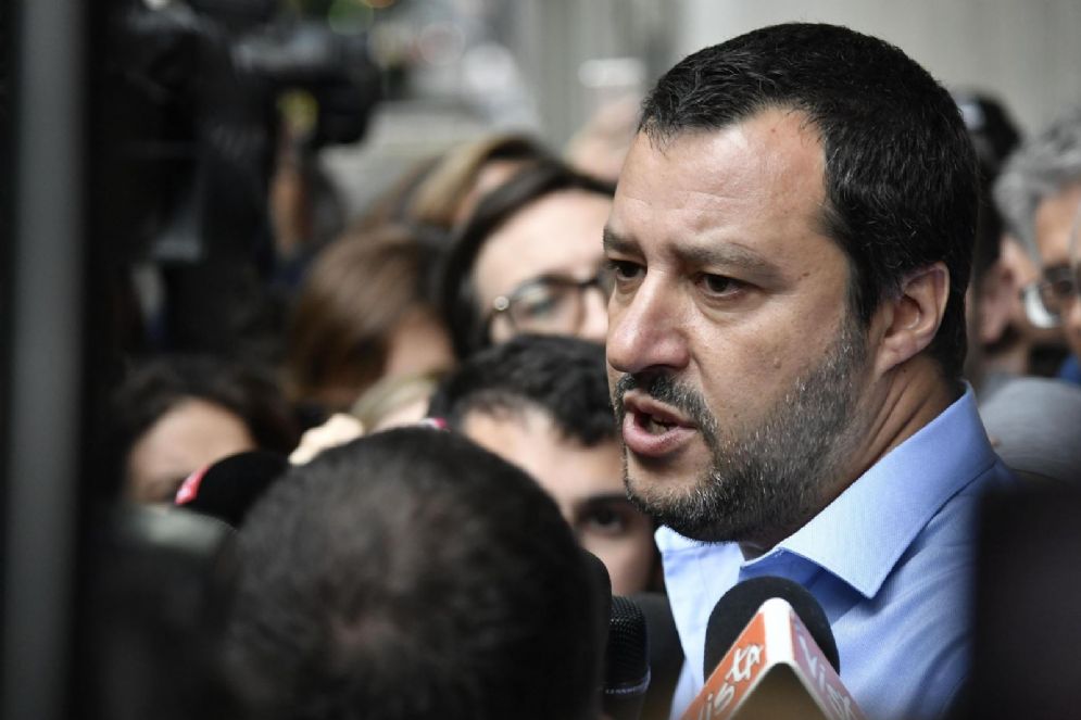 Matteo Salvini all'esterno del Pirellone